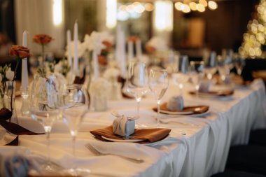 Geçmişi bulanık bir restoranda süslü bir şenlik masasının şık detayları.