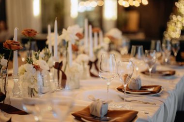 Geçmişi bulanık bir restoranda süslü bir şenlik masasının şık detayları.