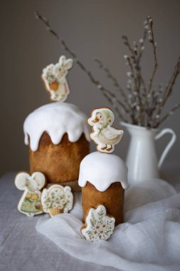 20.03.25 Kyiv, Ukrayna: Paskalya temalı bayram süslemeleri, modern minimalist stil, Paskalya pastası, mumlar:, zencefilli kurabiyeler