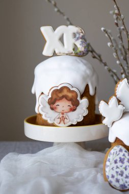 20.03.25 Kyiv, Ukrayna: Paskalya temalı bayram süslemeleri, modern minimalist stil, Paskalya pastası, mumlar:, zencefilli kurabiyeler