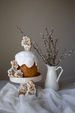 20.03.25 Kyiv, Ukrayna: Paskalya temalı bayram süslemeleri, modern minimalist stil, Paskalya pastası, mumlar:, zencefilli kurabiyeler