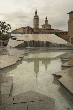 İspanya Çeşmesi Fuente de la Hispanidad, Zaragoza 'da yağmurlu bir günde. Çeşme Nuestra Seora del Pilar Meydanı 'na yerleştirildi..