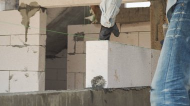 İnşaat işçileri, ev ve kamu binalarında popüler olan beton tuğlalardan daha iyi beyaz hafif beton bloklar yapıyorlar..