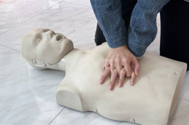 Suni teneffüs için mankenlerle tıbbi prosedürler eğitimi almak. Böylece stajyerler hastaları anlayabilir ve temel ilk yardım becerilerine sahip olabilirler..