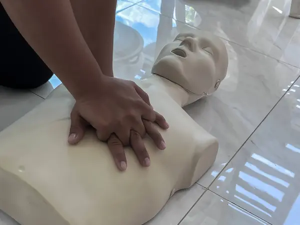 Training on medical procedures in CPR with mannequins so that trainees can understand and have basic first aid skills for patients.