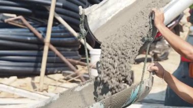 Hazır çimento kamyonu kullanarak beton yollara beton dökülüyor..