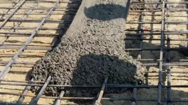 Hazır çimento kamyonu kullanarak beton yollara beton dökülüyor..