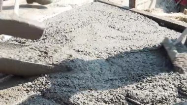 Hazır çimento kamyonu kullanarak beton yollara beton dökülüyor..