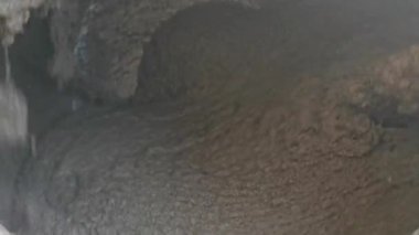 İnşaat işlerinde beton bileşenleri olarak çimento tozu, taş, kum ve suyu öğütücüye karıştırmak.