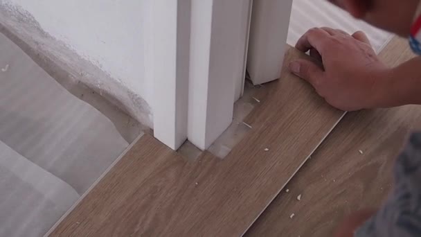 Menuisier Pose Plancher Vinyle Angle Porte Coupé Perfection Avec Expertise — Video