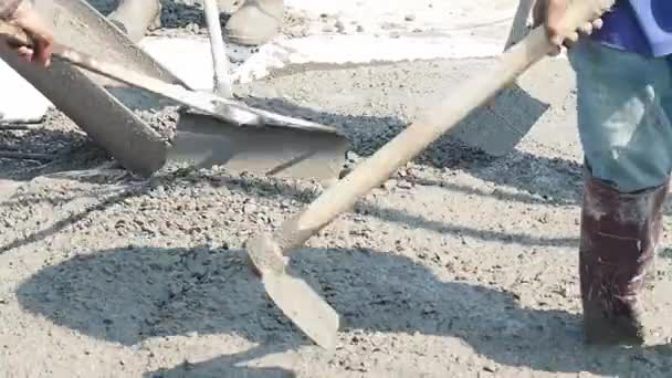 Nalévání Betonu Železobetonové Cesty Pomocí Hotového Cementového Kamionu — Stock video