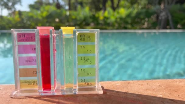 游泳池试剂盒测量适合游泳而不危害人体的Ph值和氯 — 图库视频影像