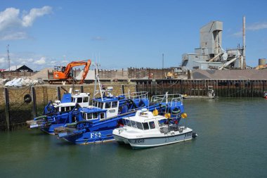 Whitstable limanında demirli balıkçı tekneleri