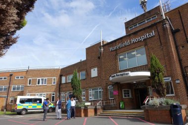 Harefield Hastanesi ana girişi. Harefield Hastanesi Royal Brompton ve Harefield NHS Vakfı 'nın bir parçasıdır..