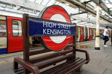 Londra Metro tabelası Kensington Metro İstasyonu Bölge ve Daire Hatları platformunda