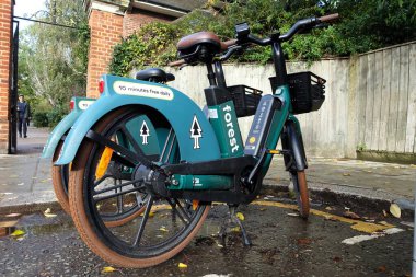 Kensington ve Chelsea Royal Borough 'da park edilmiş İnsan Ormanı sıfır emisyon elektrikli elektronik bisiklet