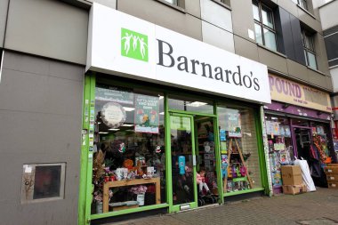 Barnardos hayır kurumu, 110 İstasyon Yolu, Edgware, Londra, İngiltere