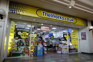 The Broadwalk Alışveriş Merkezi, İstasyon Yolu, Edgware, Londra, İngiltere 'deki Works el sanatları, sanat, kitap ve kırtasiye mağazası.