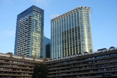 CityPoint ve Ropemaker Place 'deki yüksek katlı ofis gelişmeleri Barbican Estate' in üzerinde yükseliyor