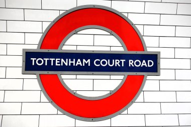 Tottenham Court Metro İstasyonu tabelası