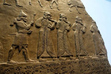 Britanya Müzesi 'ndeki duvar paneli, Astartu şehrinden sürgün edilenleri resmediyor. Asur Kralı III. Tiglath-pileser tarafından ele geçirildi.