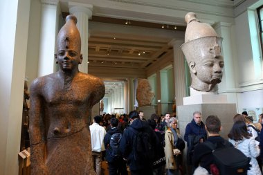 İngiliz Müzesi 'nde Mısır Firavunlarının Thutmose III ve Amenhotep III heykelleri