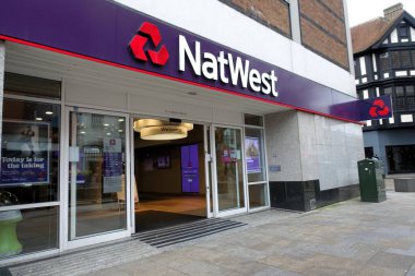 NatWest Bankası ön girişi, 72 'den 74' e, Watford.