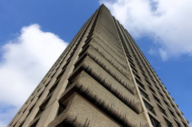 Londra 'daki Barbican Malikanesi. Gaddar mimari konutları 1960 'larda ve 70' lerde inşa edilmiş..