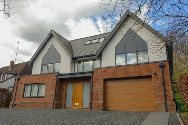 Chorleywood, Hertfordshire, İngiltere 'de entegre garajı olan büyük bir müstakil ev.
