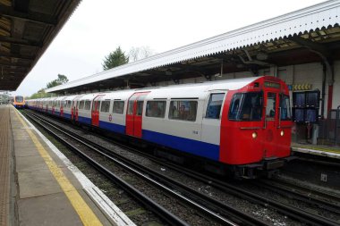 1972 Stock Bakerloo Hattı treni Kenton İstasyonu, Harrow, Londra, İngiltere, İngiltere