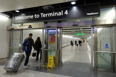 Heathrow Havaalanı Terminali 4. Otomatik kapılardan hoş geldiniz.