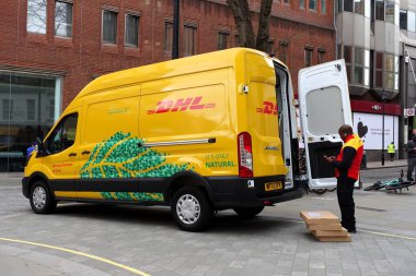 DHL Ford E-Transit kargo aracı