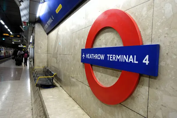 Platformda Heathrow Terminali 4 metro istasyonu yuvarlak işareti