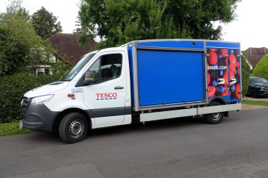 Tesco eve servis minibüsü erzak tedarik ediyor.