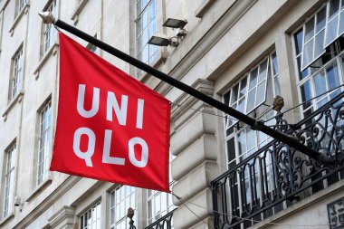 Regent Caddesi, Londra 'daki Uniqlo giyim mağazasının kırmızı logosu.