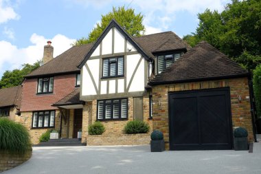 Chorleywood, Hertfordshire, İngiltere 'de garajı olan büyük bir taklit Tudor mülkü.