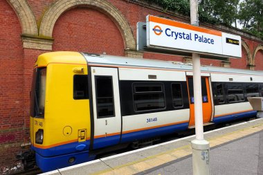 Londra Metro treni Crystal Palace tren istasyonunda.