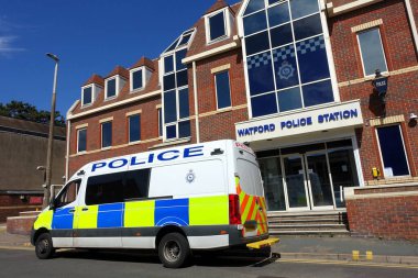 Polis minibüsü Watford Polis Karakolu, 3 George Caddesi, Watford, Hertfordshire