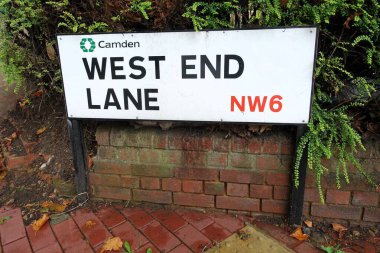 Batı Hampstead 'deki West End Lane' in sokak tabelası, Londra 'nın Camden ilçesi içinde.