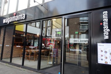 Wagamama Hampstead restoranı. Wagamama, bir İngiliz restoran zinciri, Japon aşçılık geleneklerinden esinlenerek Asya mutfağında uzmanlaşmıştır..