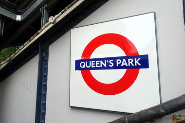 Queen 's Park, Londra Ulaşım tabelası 