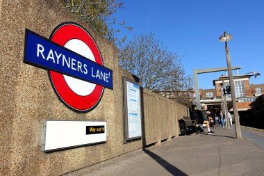 Rayners Lane metro istasyonu Londra için taşımacılık platformdaki yuvarlak tabela