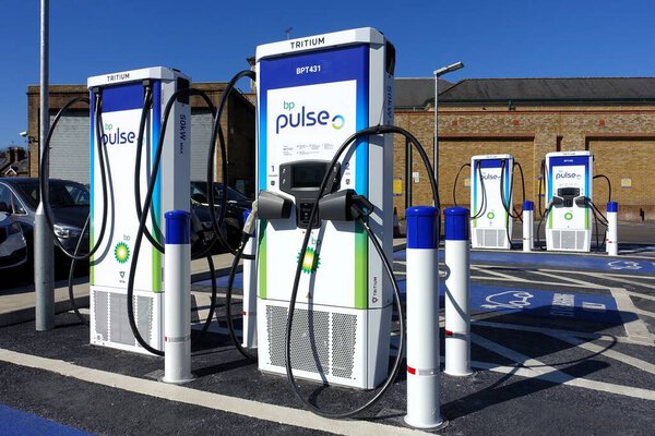 Быстрые зарядные устройства BP Pulse Tritium DC для электромобилей)