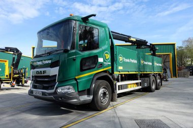Travis Perkins DAF XD 340 plakalı hidrolik vinç monte edilmiş. Travis Perkins plc, İngiliz bir inşaat tüccarı ve ev geliştirme perakendecisi..