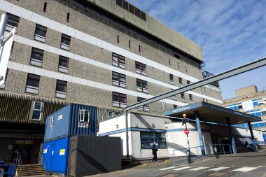 Watford General Hastanesi 'nin ana girişi. Hastane West Hertfordshire Hastanesi NHS Trust tarafından işletiliyor..