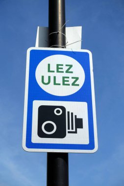 Bir kutba yapıştırılmış LEZ ULEZ Bölgesi için kamera işareti