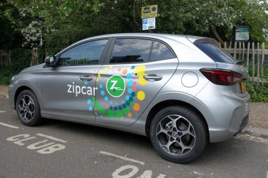 Vauxhall Corsa-e elektrikli araç, Birleşik Krallık 'taki ZipCar ve minibüs kiralama filosunun bir parçası.