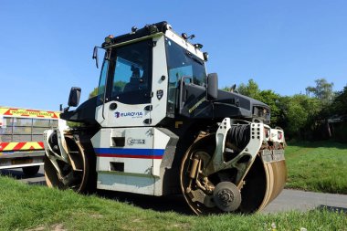 Bomag BW 174 AP-4 AM pivot direksiyonlu çift silindirli, Eurovia UK 'e ait bir otoyol bakım şirketi.