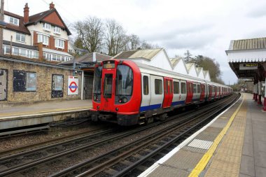 Hertfordshire 'daki Chorleywood İstasyonu' nda bir Londra metro treni