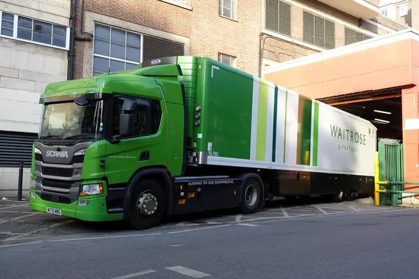 Waitrose 'a ait bir İskandinav kamyonu Finchley Road, Londra' daki John Barnes 'ın bulunduğu yerde boşaltılıyor.